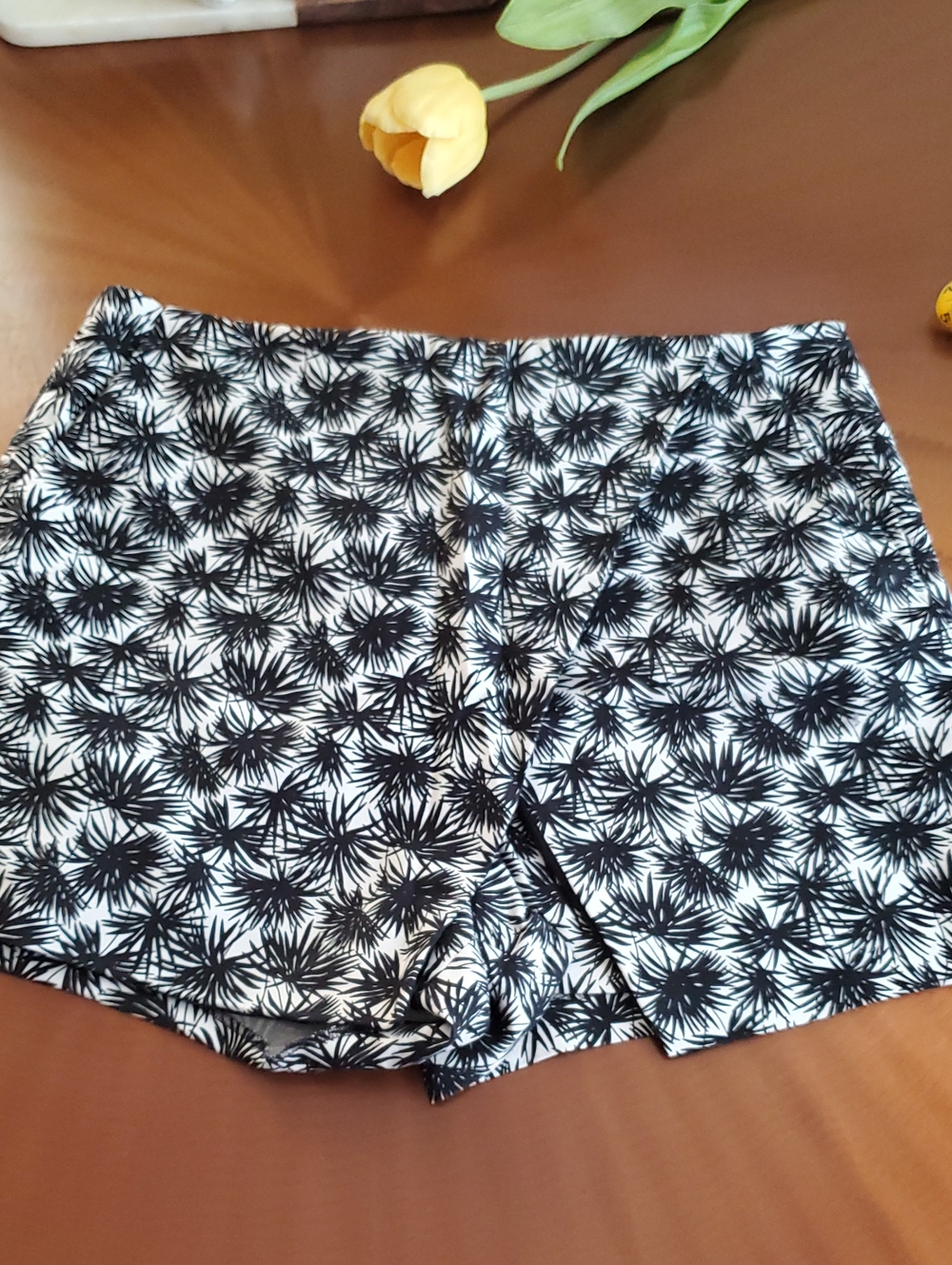 Michael Kors Black & White Floral Burst High-Waist Shorts Four Packs 1